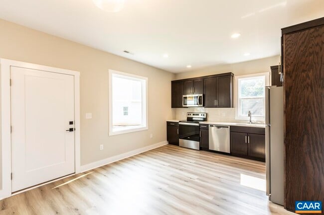 103 Thomas Dr in Charlottesville, VA - Foto de edificio - Building Photo