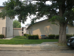 Park View Apartments in Redding, CA - Building Photo - Building Photo