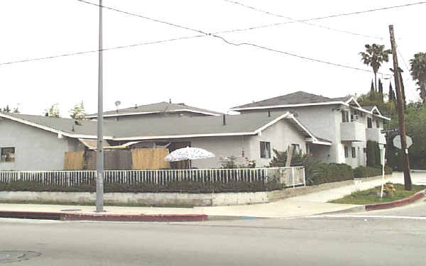 13901 Burbank Blvd in Van Nuys, CA - Building Photo