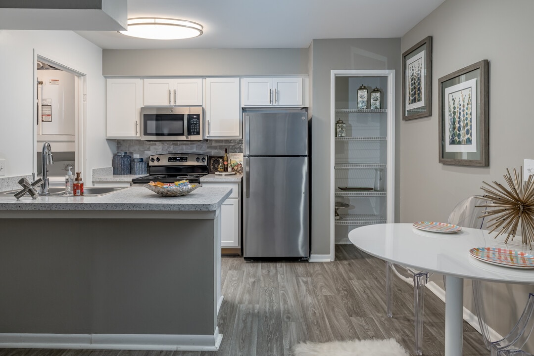 Fairlane Meadow Apartments and Townhomes in Dearborn, MI - Foto de edificio