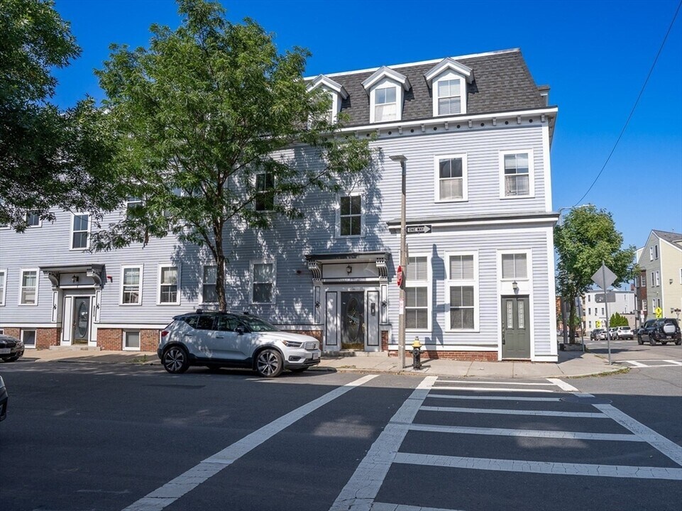 352 W 3rd St in Boston, MA - Building Photo