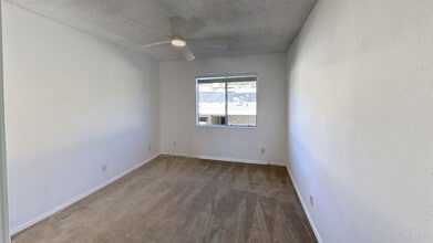 1962 N Beachwood Dr in Los Angeles, CA - Foto de edificio - Building Photo