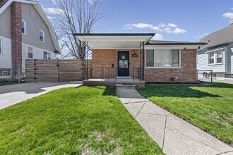 22055 Elmwood Ave in Eastpointe, MI - Building Photo - Building Photo
