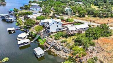 22518 Felicia Dr in Briarcliff, TX - Foto de edificio - Building Photo