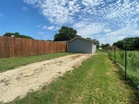 10606 County Rd 1020 in Burleson, TX - Building Photo