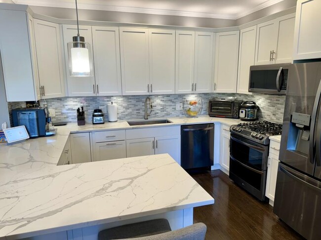 property at 4736 N Lincoln Ave