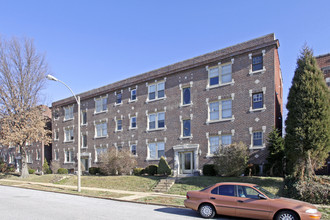 Oakview Place in St. Louis, MO - Building Photo - Building Photo