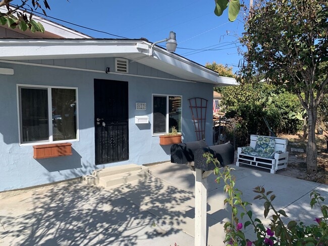 property at 917 E 6th St