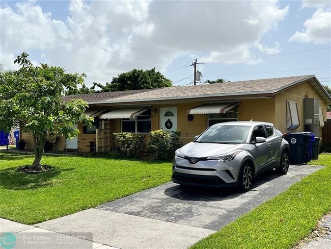 1956 SW 67th Terrace in North Lauderdale, FL - Foto de edificio - Building Photo