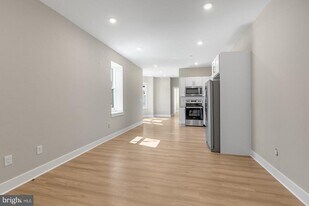 6712 Ridge Ave in Philadelphia, PA - Building Photo