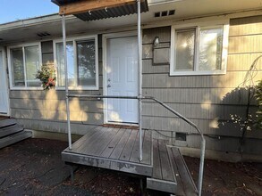 14095 SE Redwood Ave in Milwaukie, OR - Building Photo - Building Photo