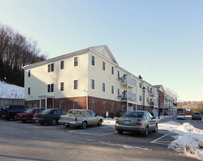 Glen Apartments in Winsted, CT - Foto de edificio - Building Photo