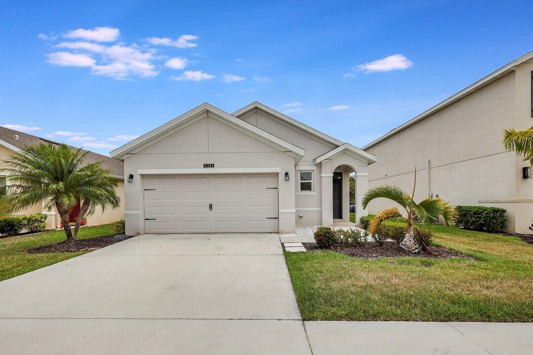 11181 SW Sophronia St in Port St. Lucie, FL - Building Photo