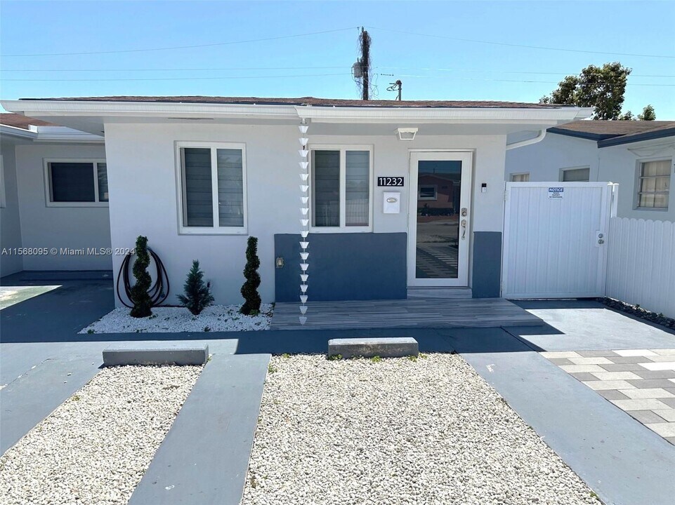 11230 SW 5th St-Unit -2 in Miami, FL - Building Photo