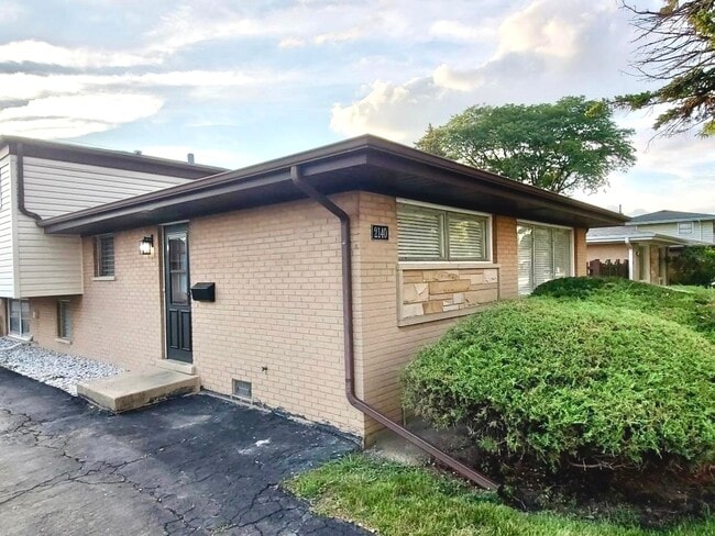 2140 Eastview Dr in Des Plaines, IL - Building Photo - Building Photo