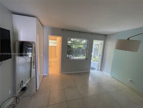 2215 NE 11th Ave in Wilton Manors, FL - Building Photo - Building Photo