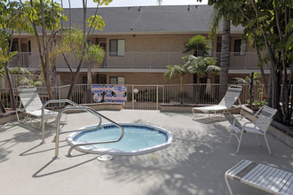 Cambridge Terrace Apartments in Anaheim, CA - Foto de edificio - Building Photo