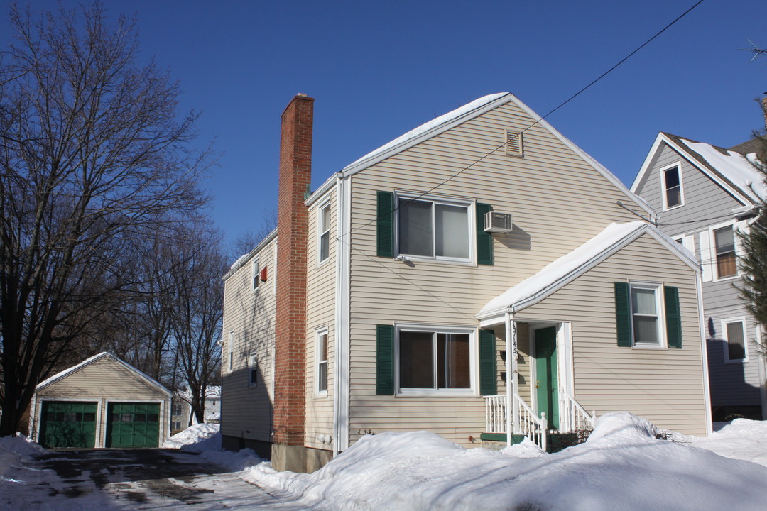 145 Quaker Ln S in West Hartford, CT - Building Photo