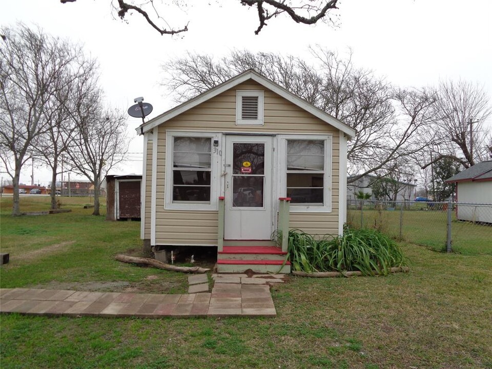 310 S Avenue D in Freeport, TX - Building Photo