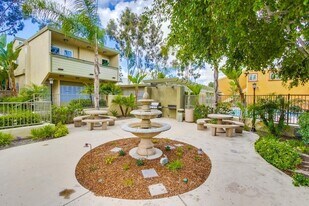5402 Balboa Arms Dr in San Diego, CA - Building Photo