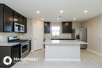 8221 W Albeniz Pl in Phoenix, AZ - Foto de edificio - Building Photo