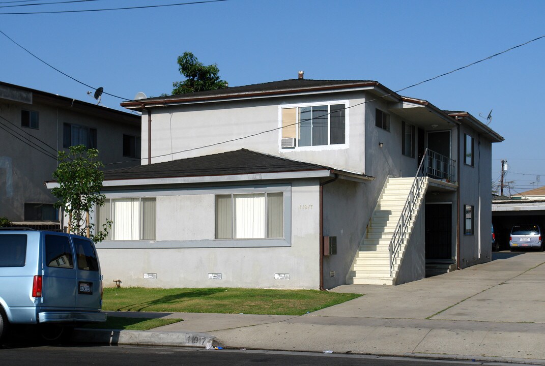 11917 Grevillea Ave in Hawthorne, CA - Building Photo