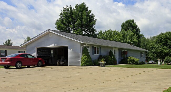 6498 State Route 85 in Andover, OH - Foto de edificio - Building Photo