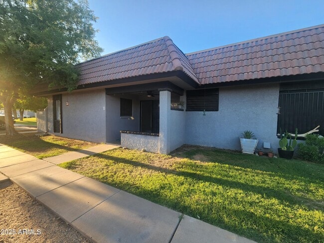 property at 9001 W Elm St