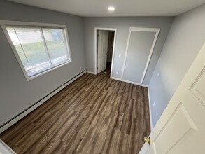 33 Country Greens Dr, Unit Apartment Two in Holtsville, NY - Building Photo - Building Photo