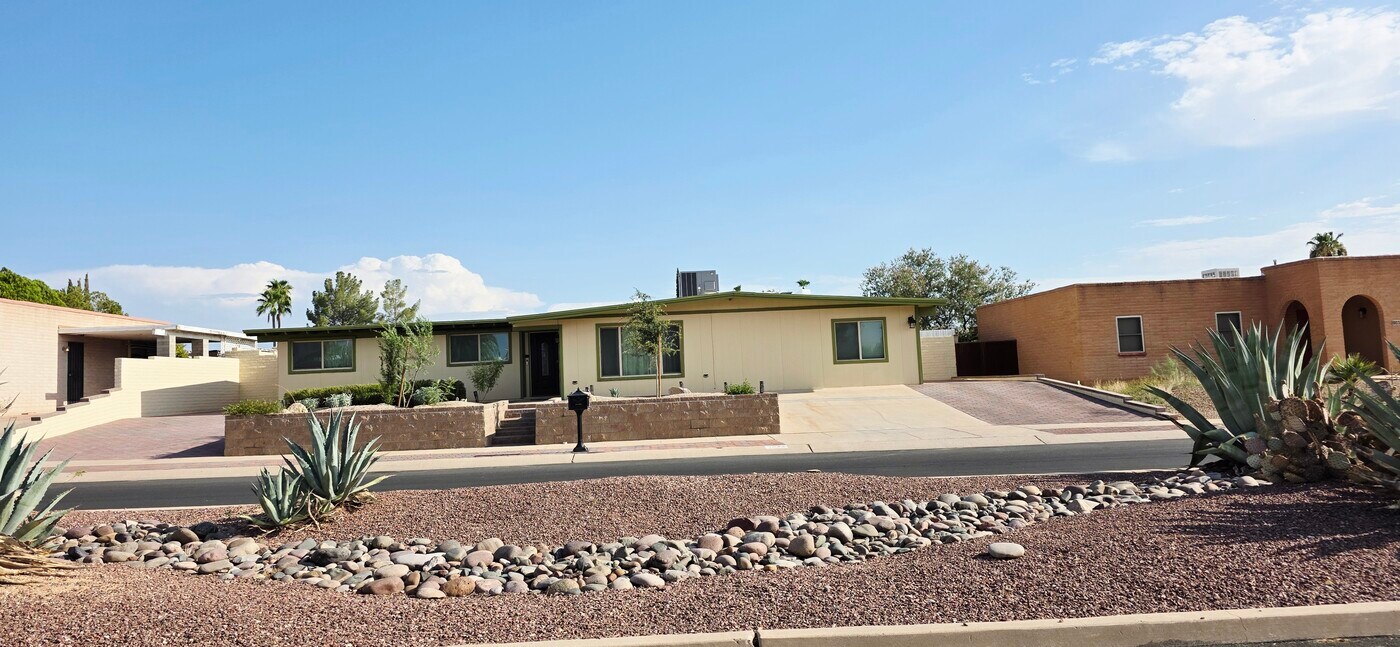 9042 E Kenyon Dr in Tucson, AZ - Building Photo