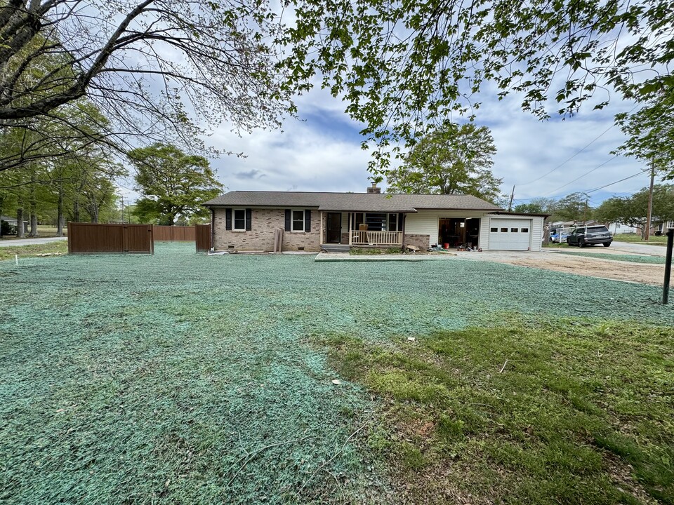 120 Holland St in Simpsonville, SC - Foto de edificio