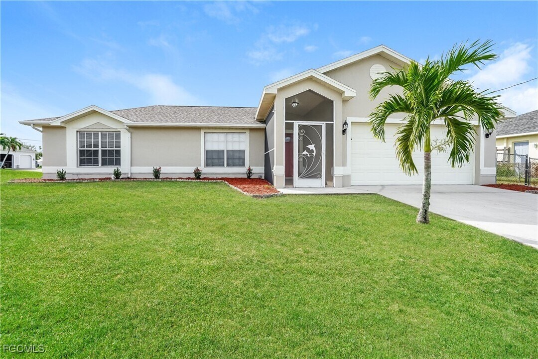 1400 NW 2nd St in Cape Coral, FL - Building Photo
