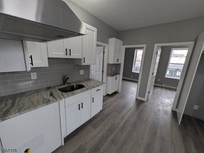 413 River Dr in Garfield, NJ - Building Photo - Building Photo