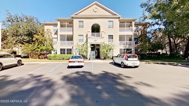 8601 Beach Blvd in Jacksonville, FL - Foto de edificio - Building Photo