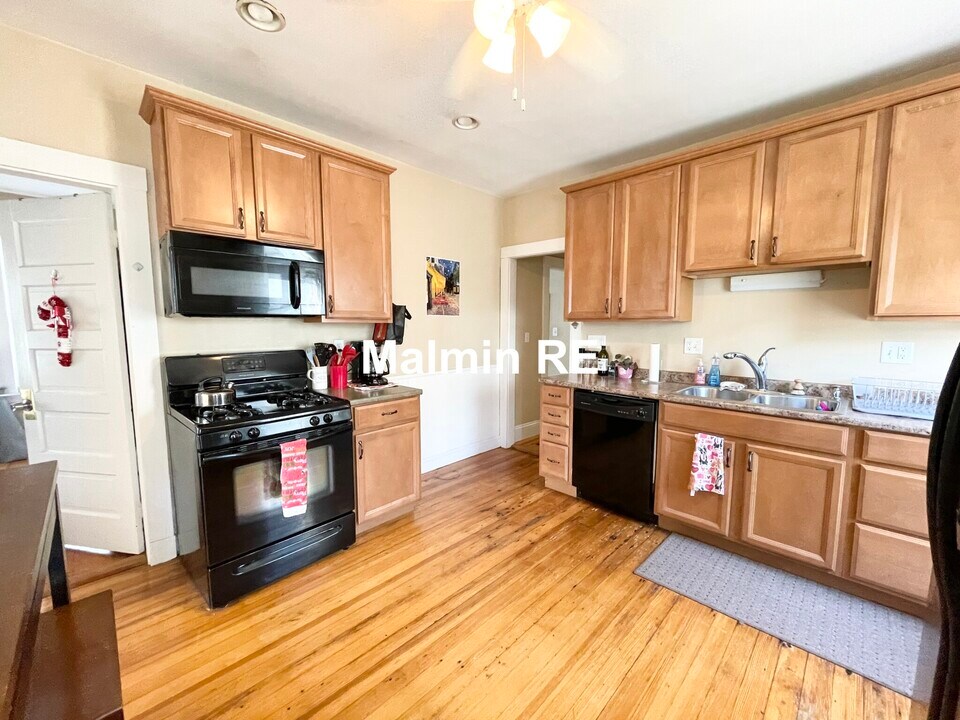 24 Willis St, Unit 2 in Boston, MA - Building Photo