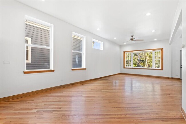 2433 W Fletcher St, Unit Apt 1 in Chicago, IL - Building Photo - Building Photo