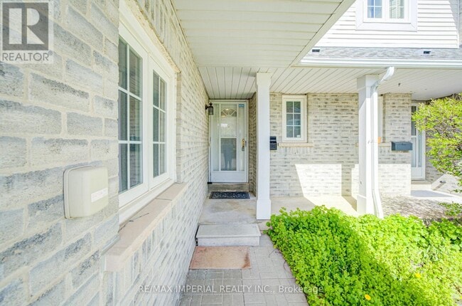 5305 Glen Erin Dr in Mississauga, ON - Building Photo - Building Photo
