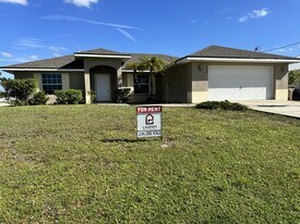3927 SW 16th Pl in Cape Coral, FL - Building Photo