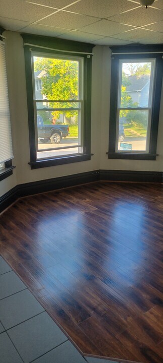 1374 W 5th St in Dubuque, IA - Building Photo