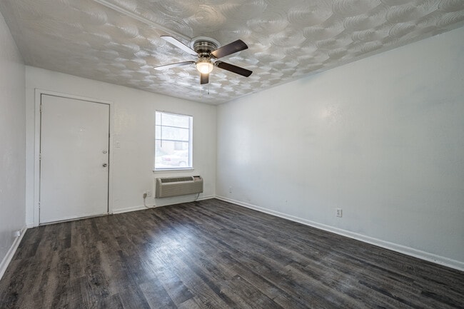 Southwest Apartments in Euless, TX - Building Photo - Building Photo