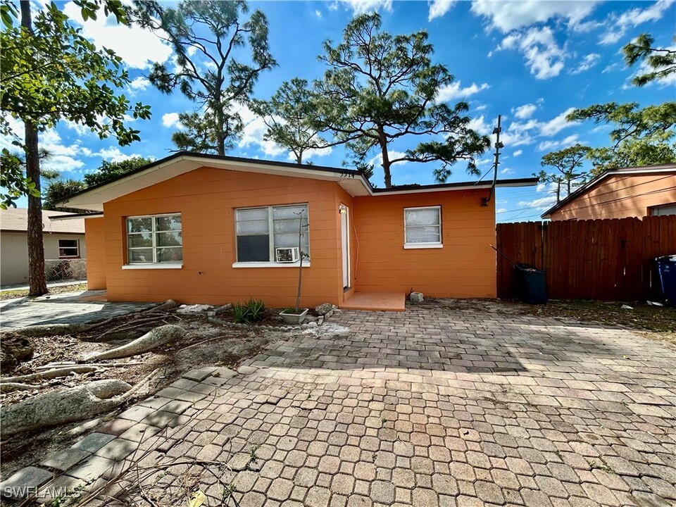 5516 Third Ave in Ft. Myers, FL - Building Photo