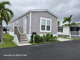 105 Lone Pine Dr in Hallandale Beach, FL - Building Photo
