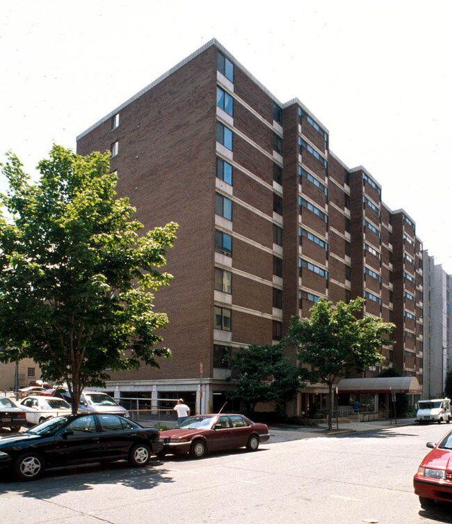 Towne Terrace East in Washington, DC - Foto de edificio - Building Photo