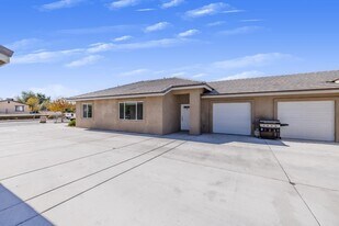 16472 Smoke Tree St in Hesperia, CA - Building Photo