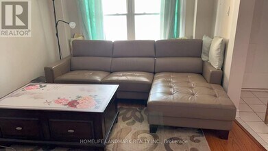 3153 Colonial Dr in Mississauga, ON - Building Photo - Building Photo