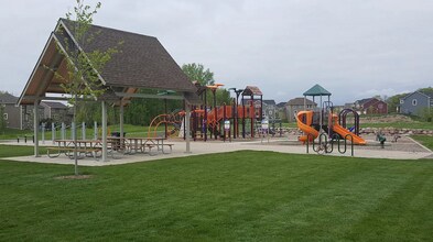 5012 Fountain Ln N in Plymouth, MN - Building Photo - Building Photo