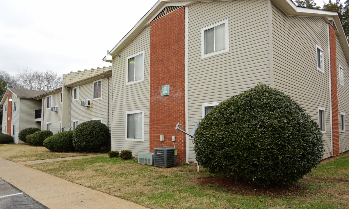 Oaks Apartments in Huntsville, AL - Building Photo