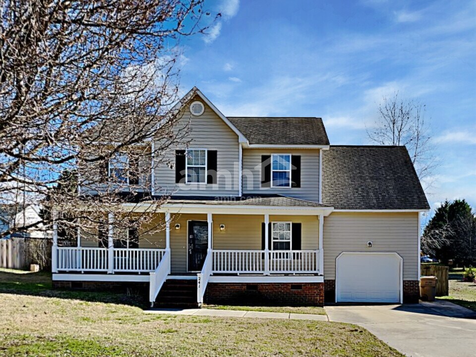 241 Pinecroft Dr in Clayton, NC - Building Photo
