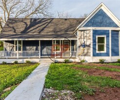 710 S Pearl St in Mart, TX - Building Photo