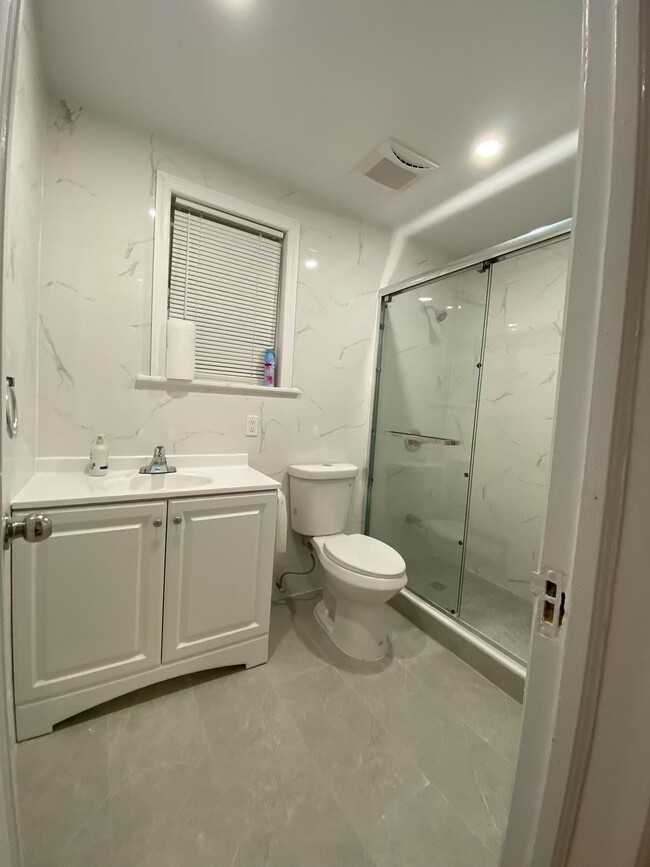 21015 34th Rd in Bayside, NY - Building Photo - Building Photo